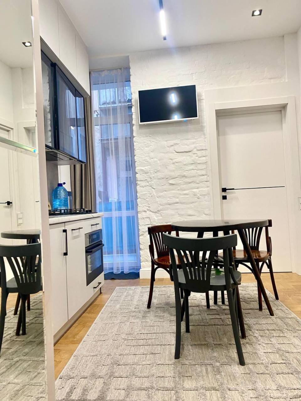 Favorit Apartments 2 Кім Безкоштовна Парковка Центр З Балконом Не Далеко Від Ж Д Вокзалу Звітні Документи Lviv Kültér fotó